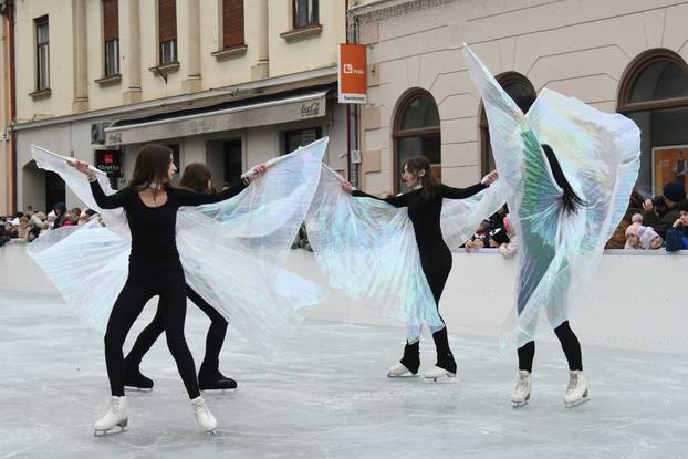 Na otvorenju klizališta u Bjelovaru glavna atrakcija bili su zagrebački klizači i bjelovarski hokejaši