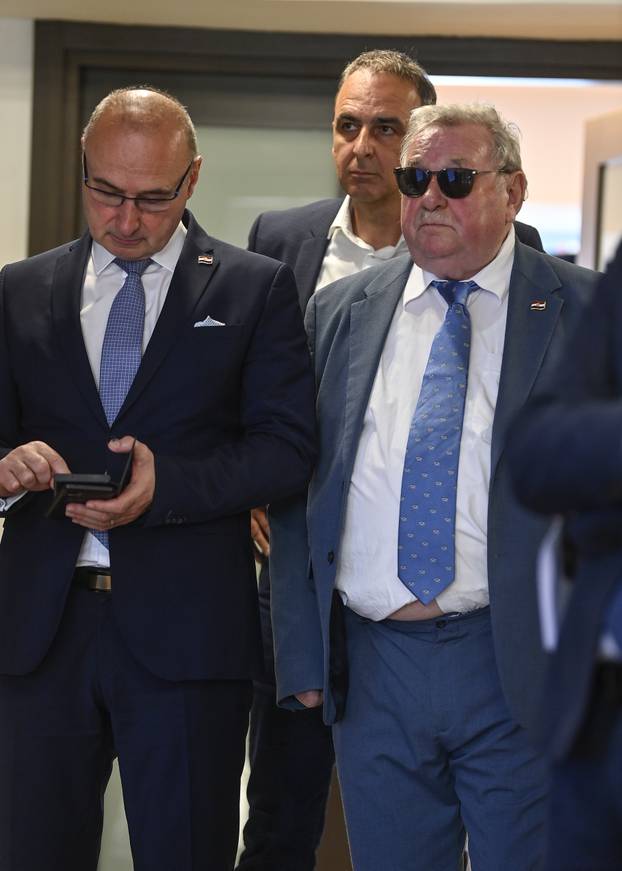 Zagreb: Vladimir Šeks i Gordan Grlić Radman nakon sjednice Predsjedništva i Nacionalnog odbora HDZ-a