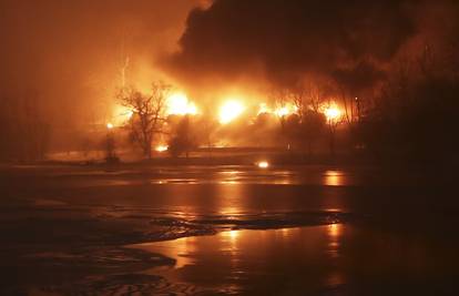 'Vatrena lopta' iznad Virginije: U plamenu su vagoni s naftom