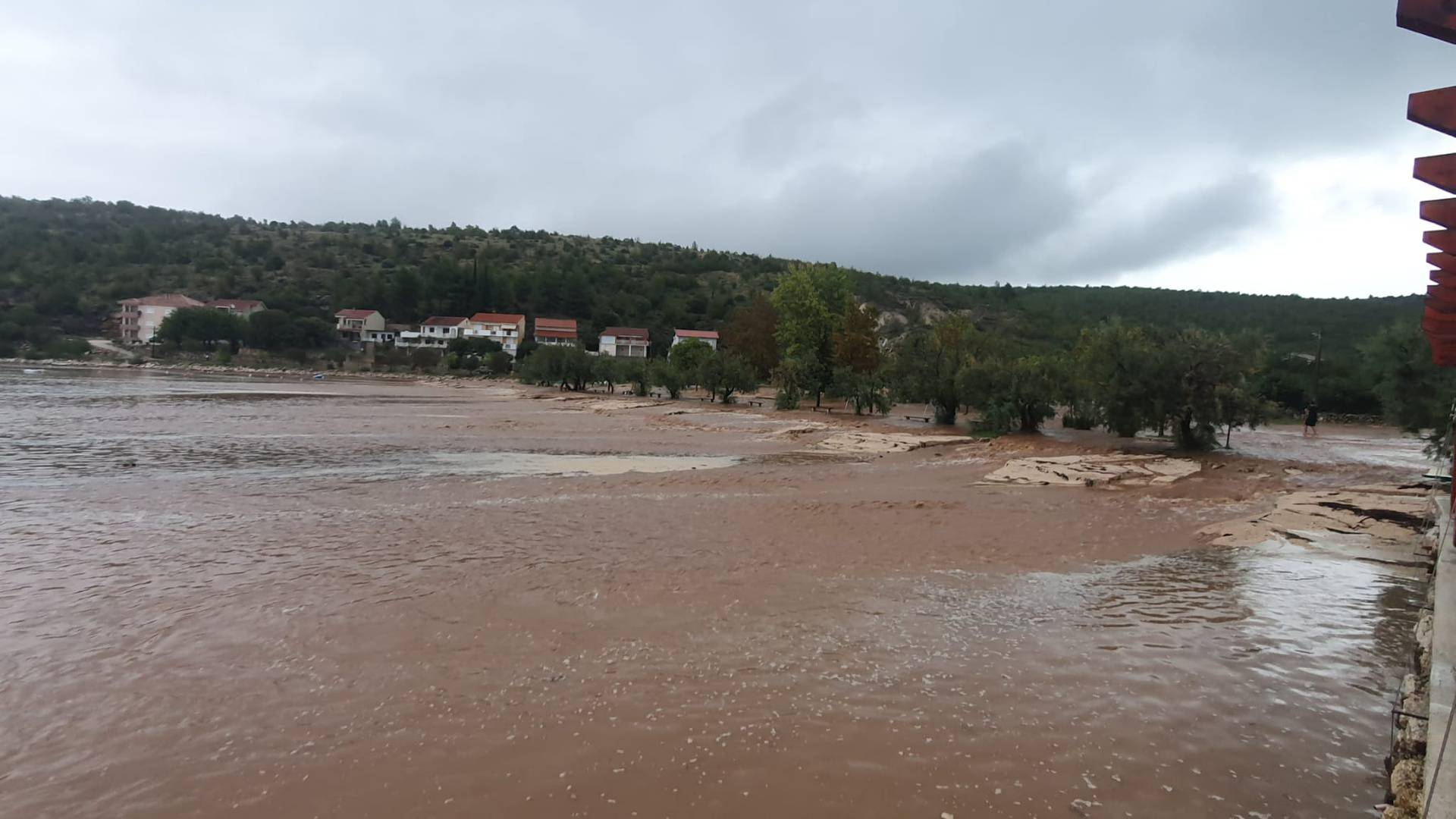 VIDEO Katastrofa kraj Obrovca: 'Umjesto ceste tu je sad rijeka...  plaže nema, kao da je izbrisana'