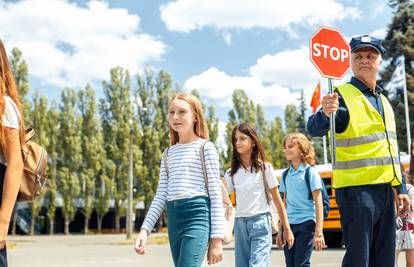 Od ponedjeljka na cestama veći broj školaraca, vozači oprez!