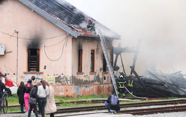 Gore barake uz prugu u Osijeku