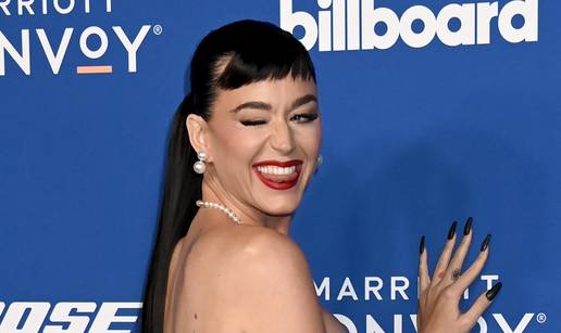 Koji potez! Katy Perry zagrizla je vrh 'Eiffelovog tornja' i sve snimila: 'Još jedan rez kaosa'