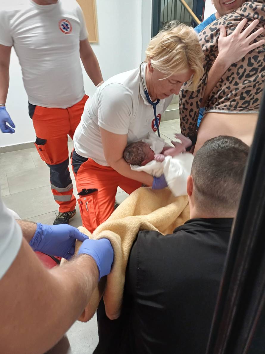 'Tata, pazi, stiže beba!':  Filip i Antonija krenuli su do auta, ali dalje nisu stigli. Noel je bio brži