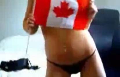 Mlada djevojka skida se za svoju domovinu Kanadu
