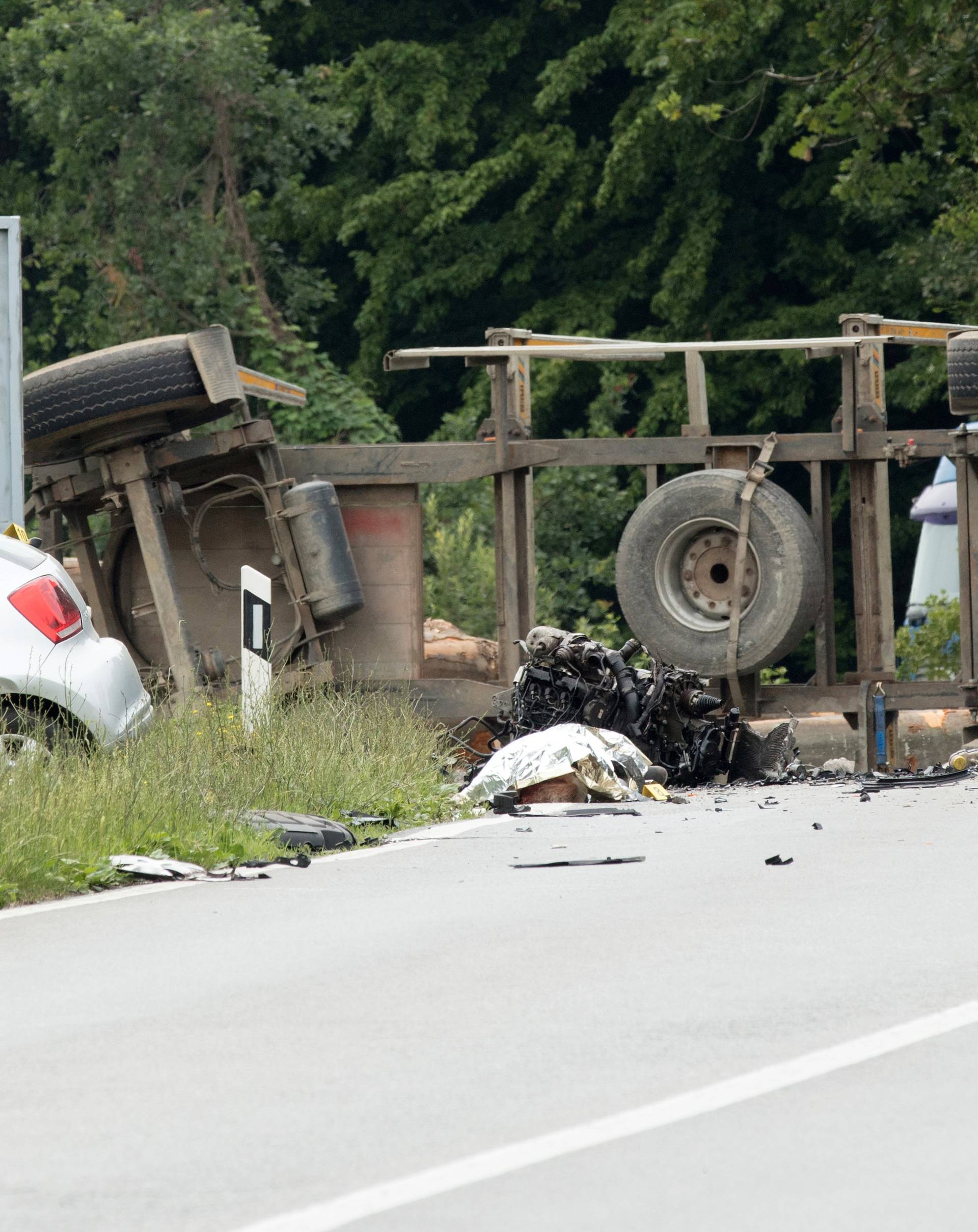 Dvoje mrtvih i dvoje u bolnici: Strašan sudar kamiona i auta