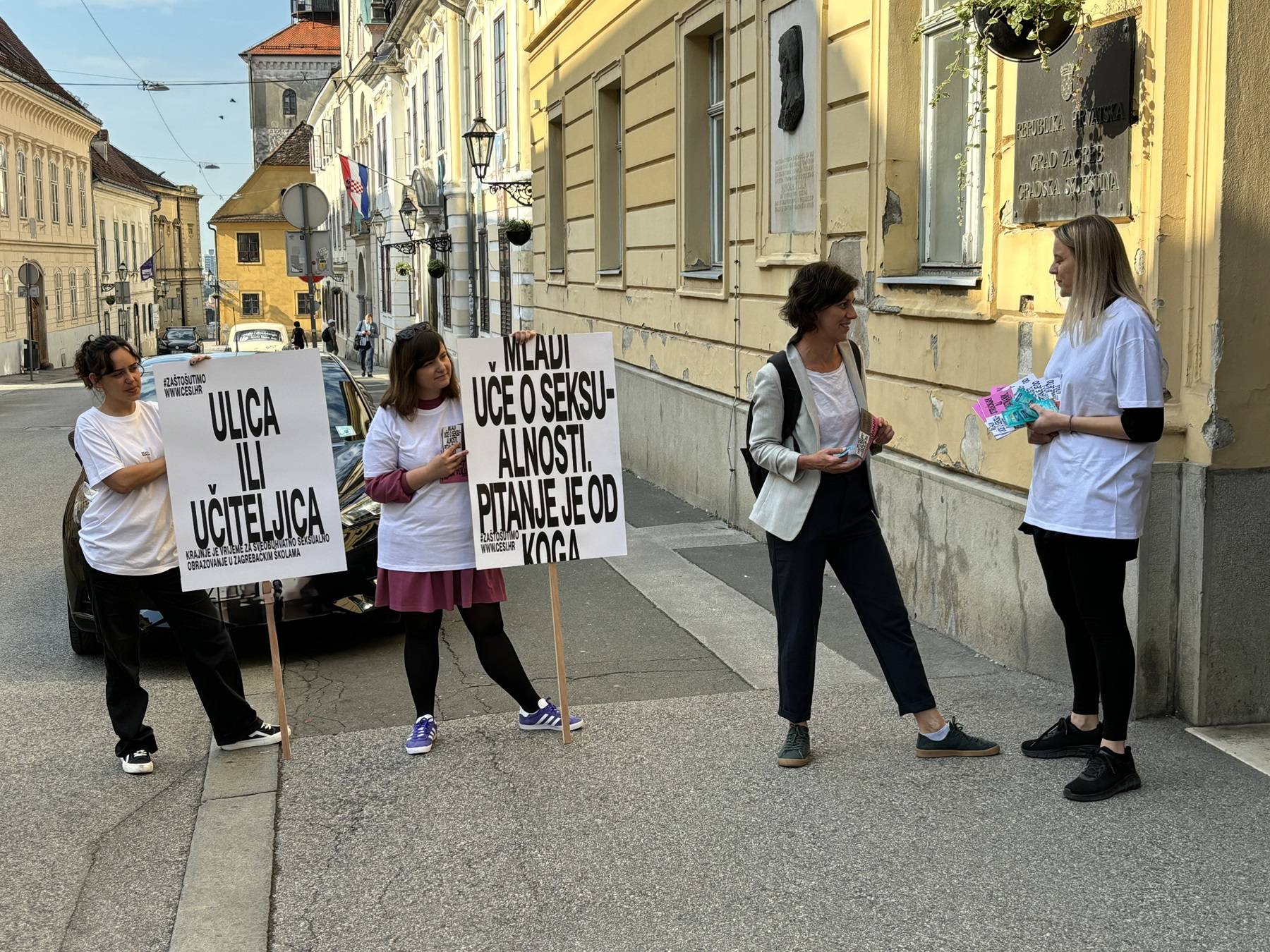 Volonteri dviju udruga ispred Gradske skupštine u Zagrebu zastupnicima dijelili kondome