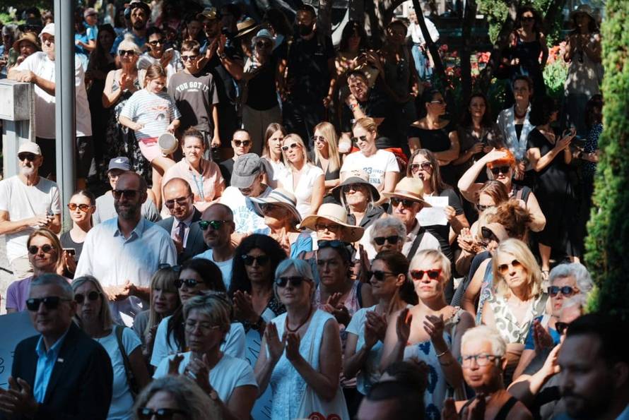 FOTO Započela treća Sjednica Gradskog vijeća u Splitu, pred zgradom se okupili prosvjednici