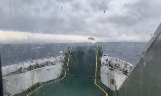 OLUJNI VALOVI Evo kako izgleda vo&zcaron;nja zadarskim kanalom...