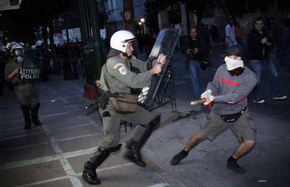Grci se sukobili s policijom jer neće novo zaduživanje