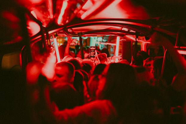 FOTO Ludilo na tračnicama! Ovaj party tramvaj u Zagrebu vozi vas direktno u ekstazu