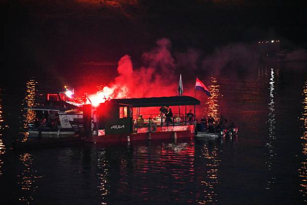 Slavonski Brod: Splavari ​t​radicionalnom bakljadom označili kraj ljetne sezone na rijeci​ Savi