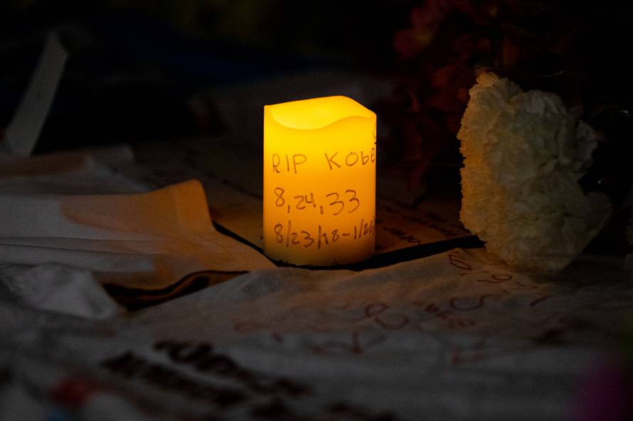 Rijeke navijača odaju počast Kobeju ispred njegova Staplesa