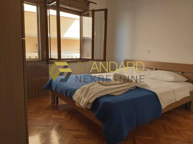 FOTO Prodaje se kuća koja 'visi' sa stijene u Stobreču: 'Prvi red do mora, ekskluziva'. Evo cijene