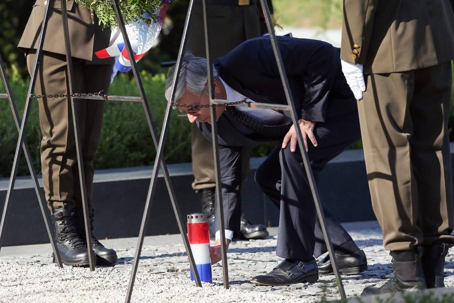 Zagreb: Tomo Medved i Å½eljko Reiner poloÅ¾ili vijence na groblju Gaj urni - Krematorij