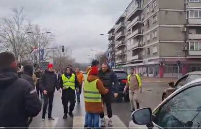 VIDEO Vozač BMW-a pokušao proći kroz studente u Novom Sadu, pa pobjegao pješice