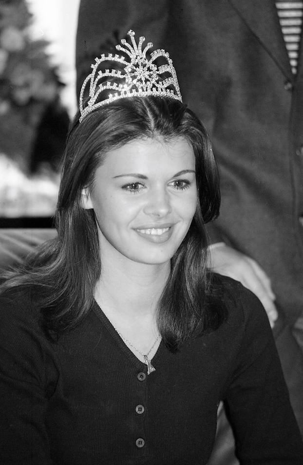 Zagreb: Povratak Anice Kovač s izbora za Miss svijeta gdje je okrunjena prvom pratiljom, 20.11.1995.
