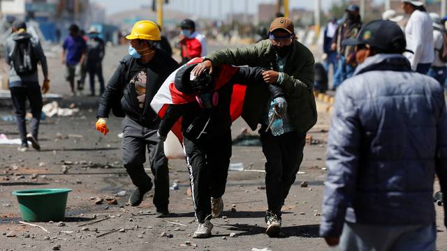 Demonstrators clash with security forces in Juliaca