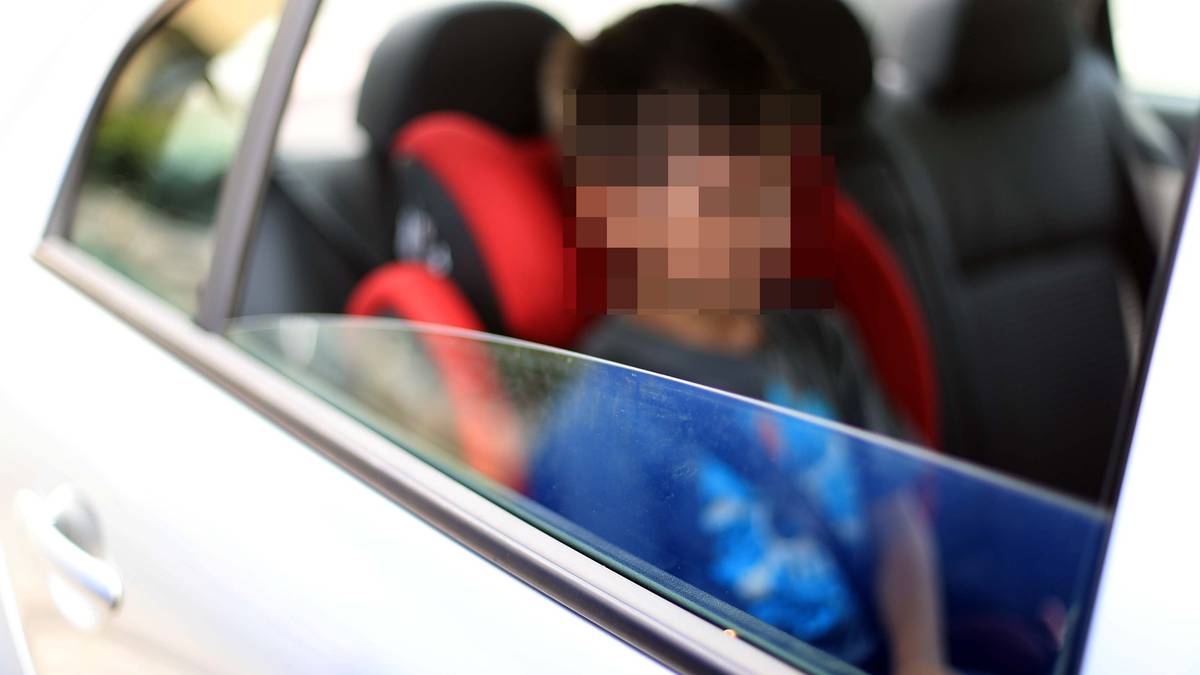 Ne ostavljajte djecu u autima! Ako je vani 26°C, za samo sat vremena bit će čak 52 stupnja! | 24sata