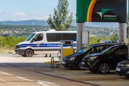 Navijači Hajduka u pratnji policije na odmorištu Nadin na autocesti A1