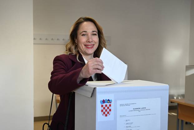 Zagreb: Predsjednička kandidatkinja Marija Selak Raspudić glasovala na predsjedničkim izborima