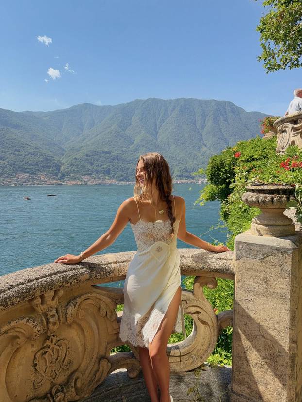 FOTO Ashlee ne prestaje privlačiti poglede: Radi za hit brend bikinija i pokazuje obline