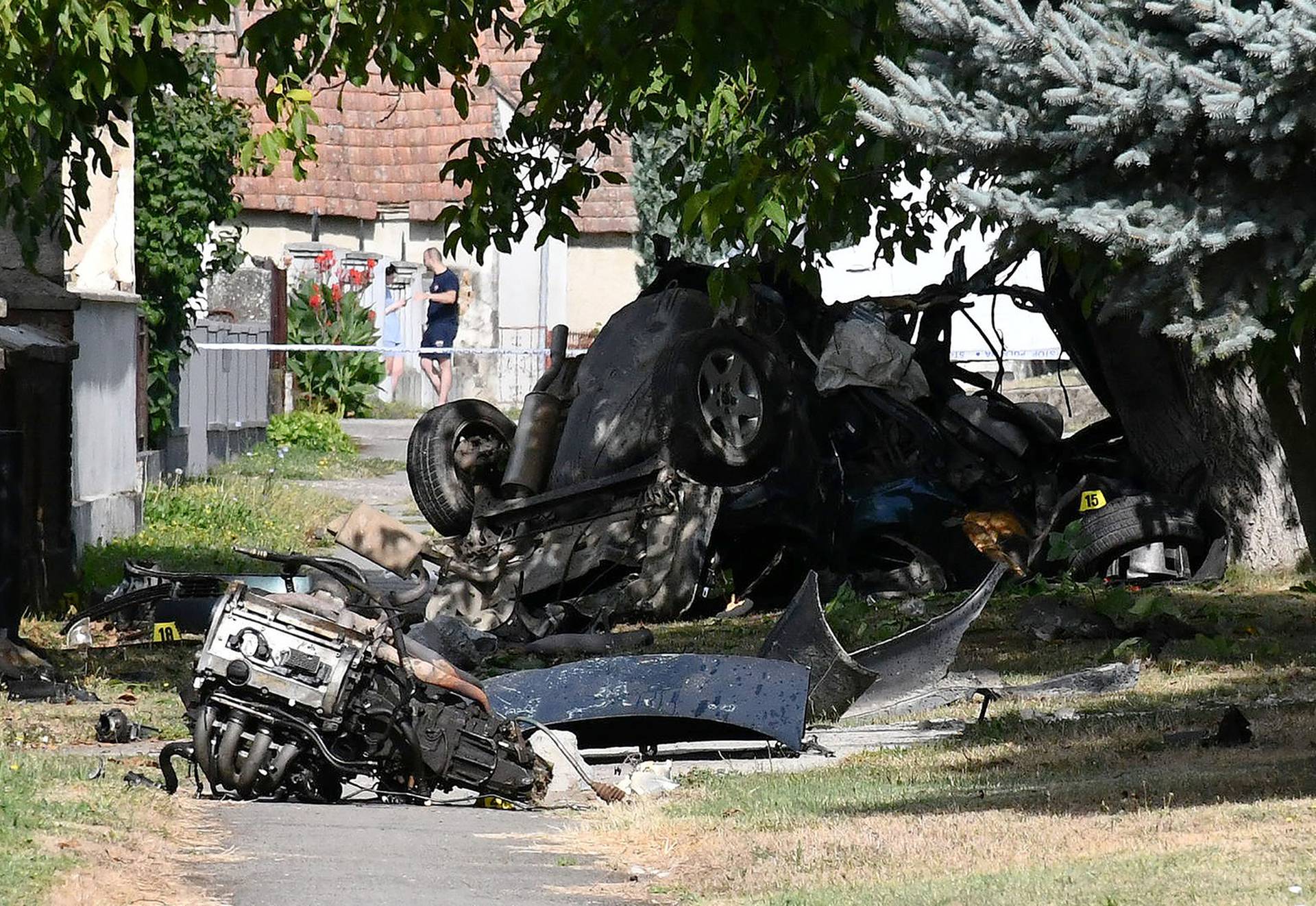 U prometnoj nesreca poginula su dva mladica nakon sto su automobilom sletjeli s ceste i udarili u drvo