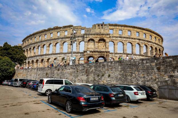 Turisti nakon kiše u Puli napustili plaže i krenuli u obilazak znamenitosti