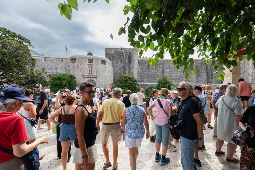 Dubrovnik: Stara gradska jezgra puna je turista 