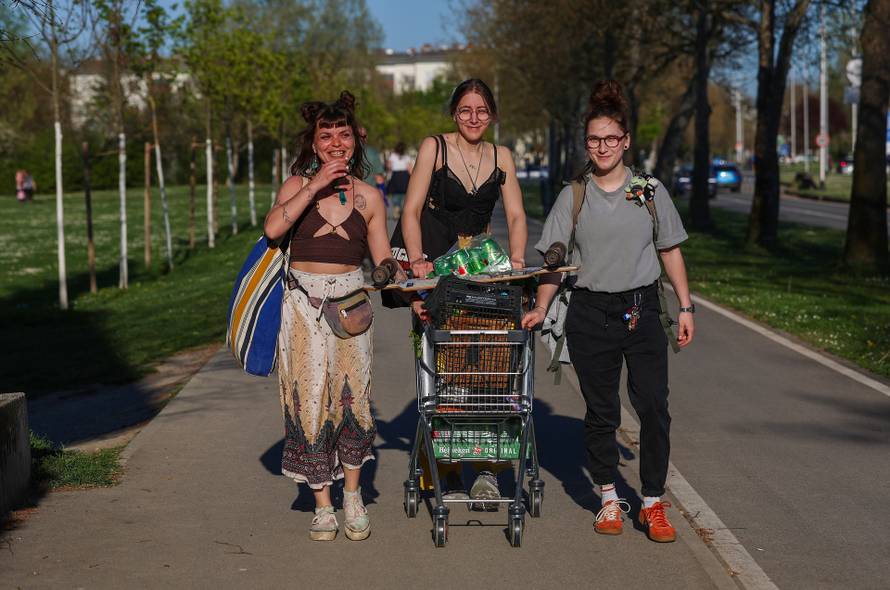 Zagreb: Uz puna kolica današnja zabava za ove tri djevojke je zagarantirana
