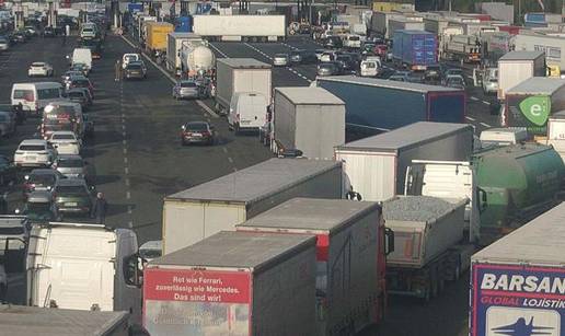 FOTO Neviđeni kaos na A3: Ljudi u šoku izlazili iz automobila!