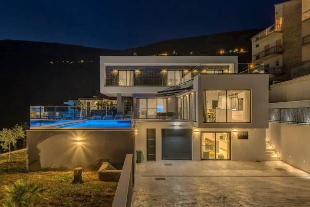 FOTO Ogromna parcela, privatni wellness i čudo od pogleda: Vila u Podstrani čeka novog vlasnika