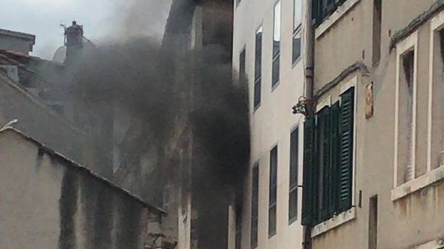 Gorjela zgrada u Splitu: Netko je prije požara provalio u ured?