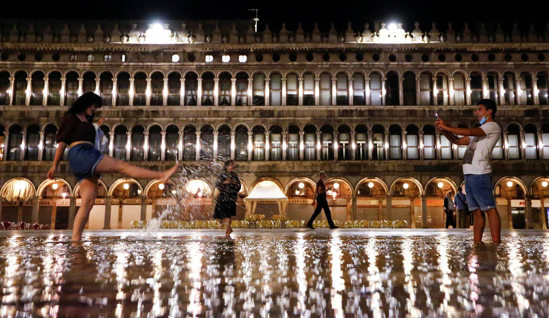 Outbreak of the coronavirus disease (COVID-19) in Venice