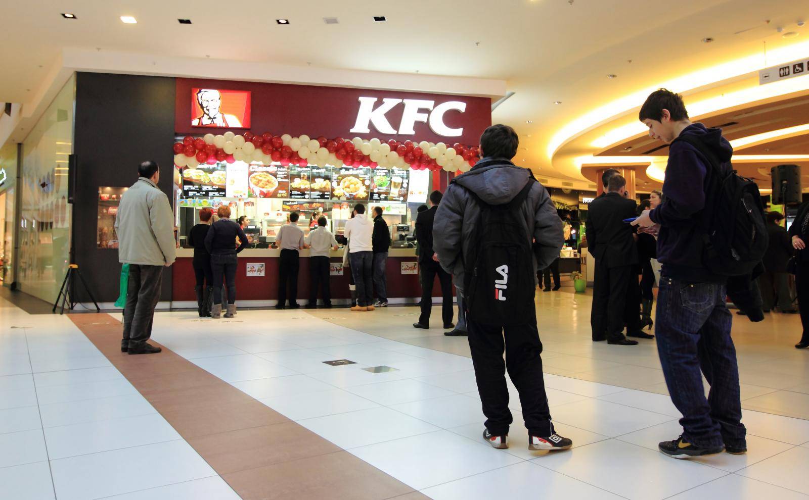 Smatraju da je neprikladan u vrijeme korone: KFC privremeno povlači slogan 'za prste polizati'