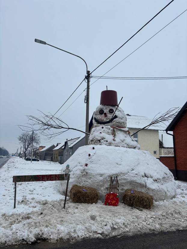 FOTO Snježni div iz Bijelog Brda: Snjegović visok gotovo sedam metara postao hit sela