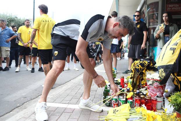 Atena: Nogometa&scaron;i AEK-a odali su po&ccaron;ast ubijenom navija&ccaron;u