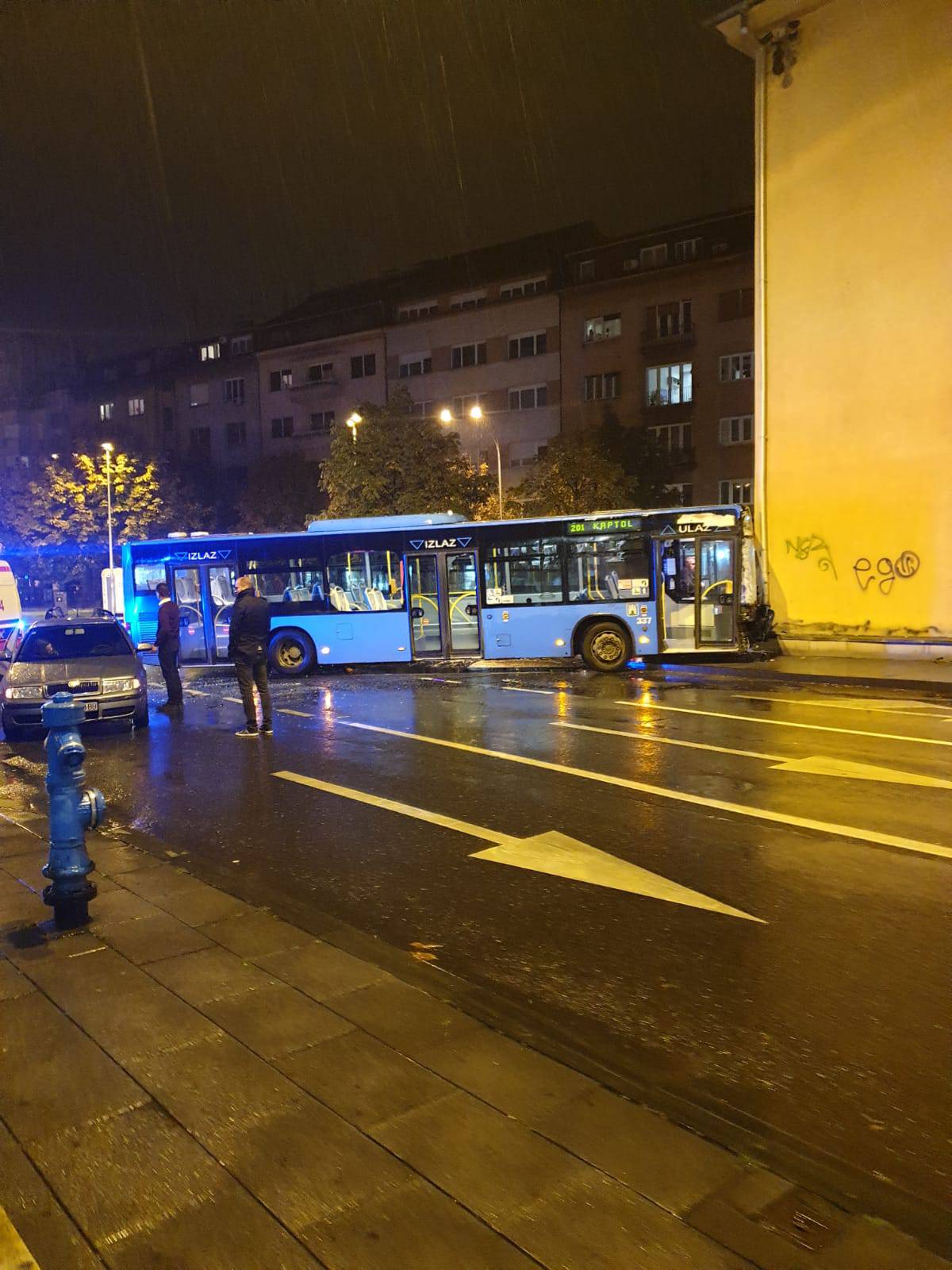 Autobus se sudario s autom pa proklizao u  zid zgrade: Vozača su hitno prevezli u bolnicu...