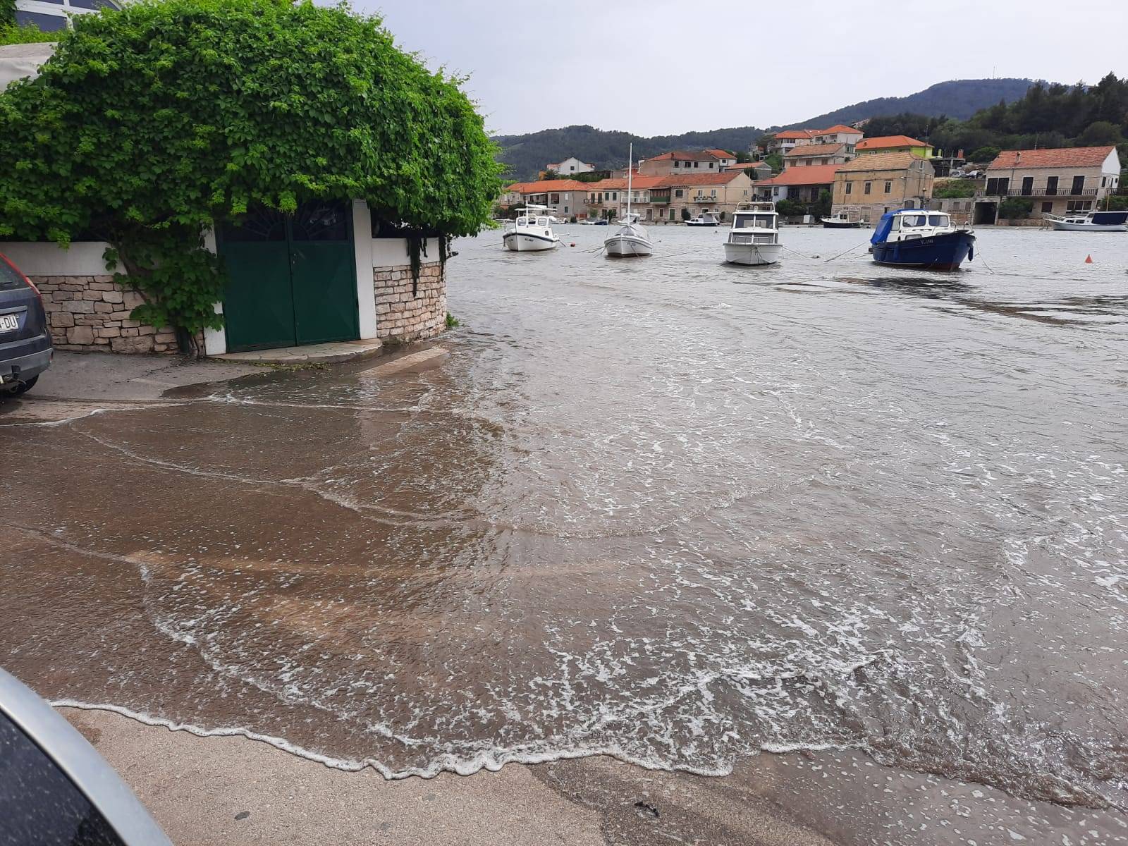 Meteorološki tsunami pogodio Velu Luku, nasukale se brodice