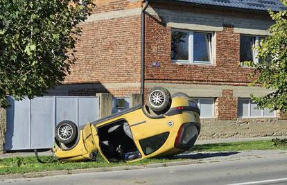 FOTO Prometna u Požegi: Auto sletio s ceste, završio na krovu