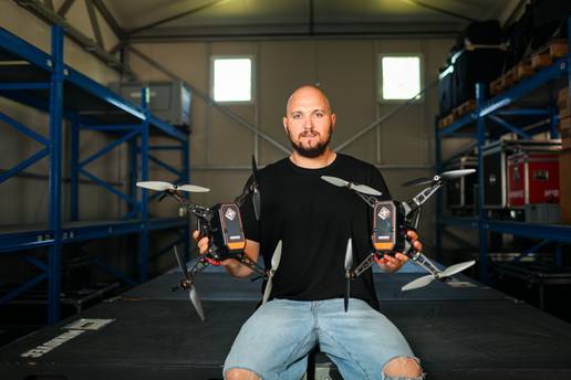 Ovo su ljudi iza Gospe, anđela i zastave od dronova: 'Svaki od njih spajamo na čak 15 satelita'