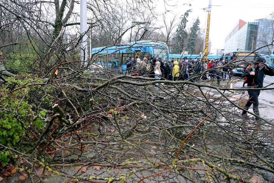 Oštećeni tramvajski vodovi, nema prometa između Maksimira i Dubrave