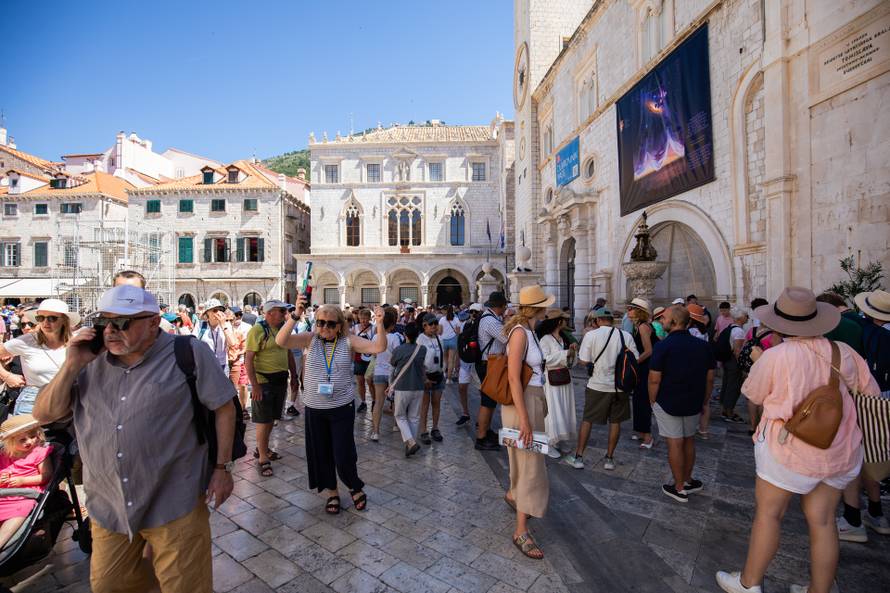 Visoke temperature i turističke gužve u Dubrovniku