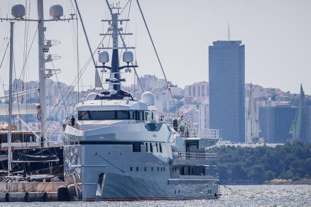 U Marini Kaštela već danima su privezane luksuzne jahte Jeffa Bezosa
