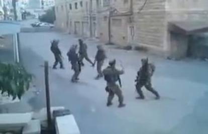 Izraelski vojnici za vrijeme patrole zaplesali na ulici