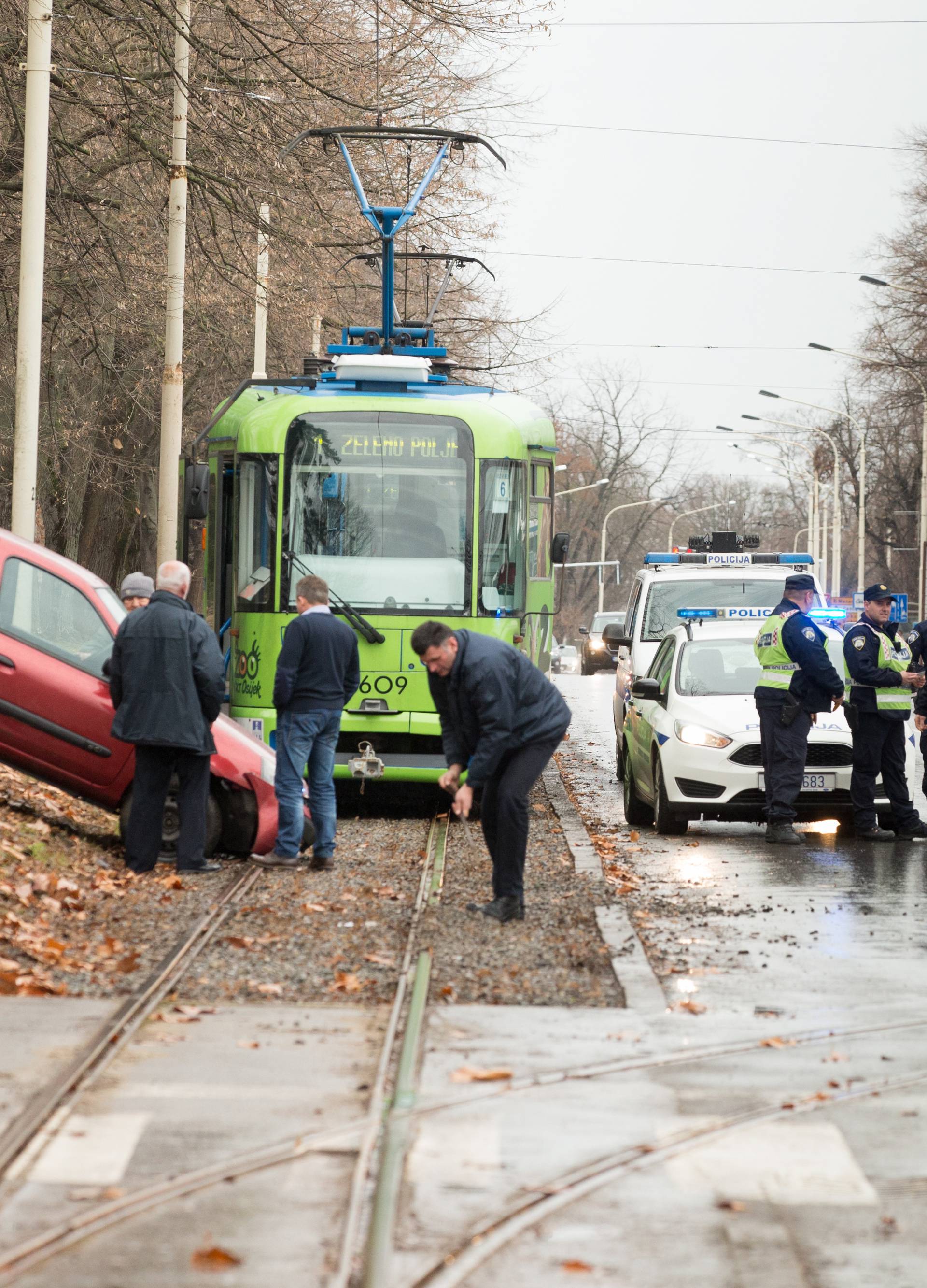 Osijek: Automobil "zalutao" niz padinu i blokirao tramvajski promet, nema ozlijeÄenih