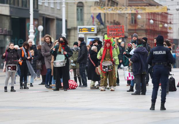 Zagreb: I danas molitelje na Trgu ometali bukom i prosvjedom