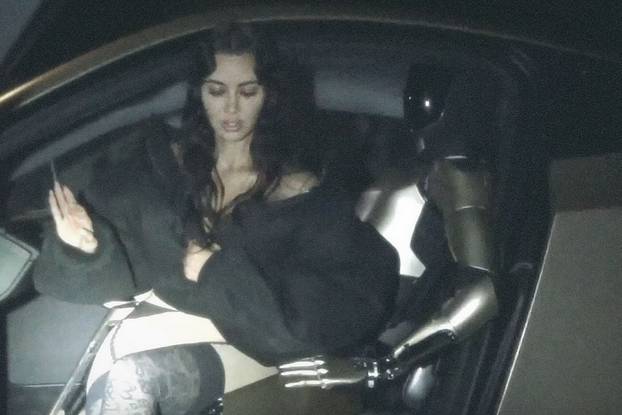 FOTO Bizarno! Kim Kardashian pozirala u toplesu u krilu robota Elona Muska: Dirao joj obline