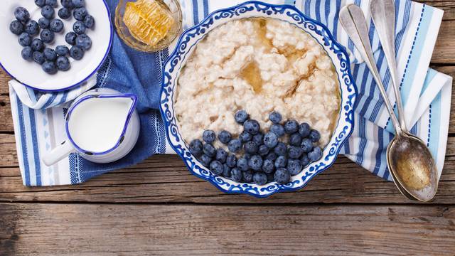 Oatmeal with blueberries