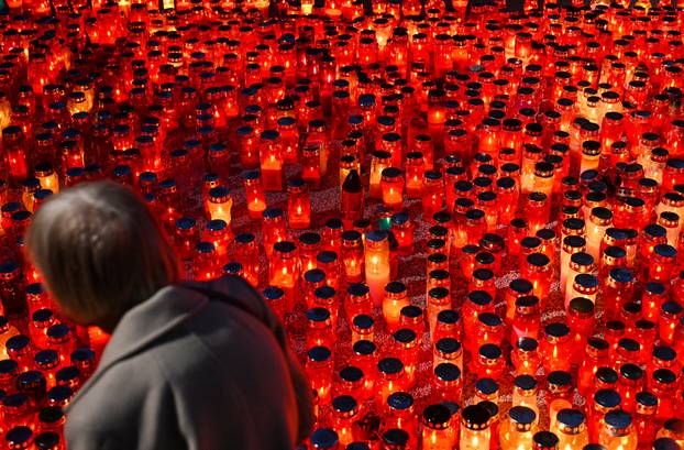 Paljenje svijeća na gradskom groblju Mirogoj